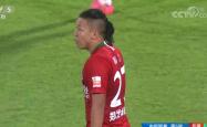 那不勒斯场边指挥情绪激动，海港队员怒摔水瓶